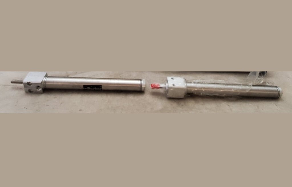 Two PARKER 0.75BFDSR05.00 Round Air Cylinder 34 Inch Bore 5 Inch Stroke